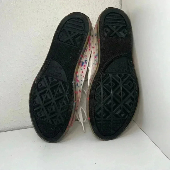 KIDS CONVERSE ALL STAR WHITE WITH SPRINKLED PINK AND BLUE BOTTOM - Picture 7 of 7